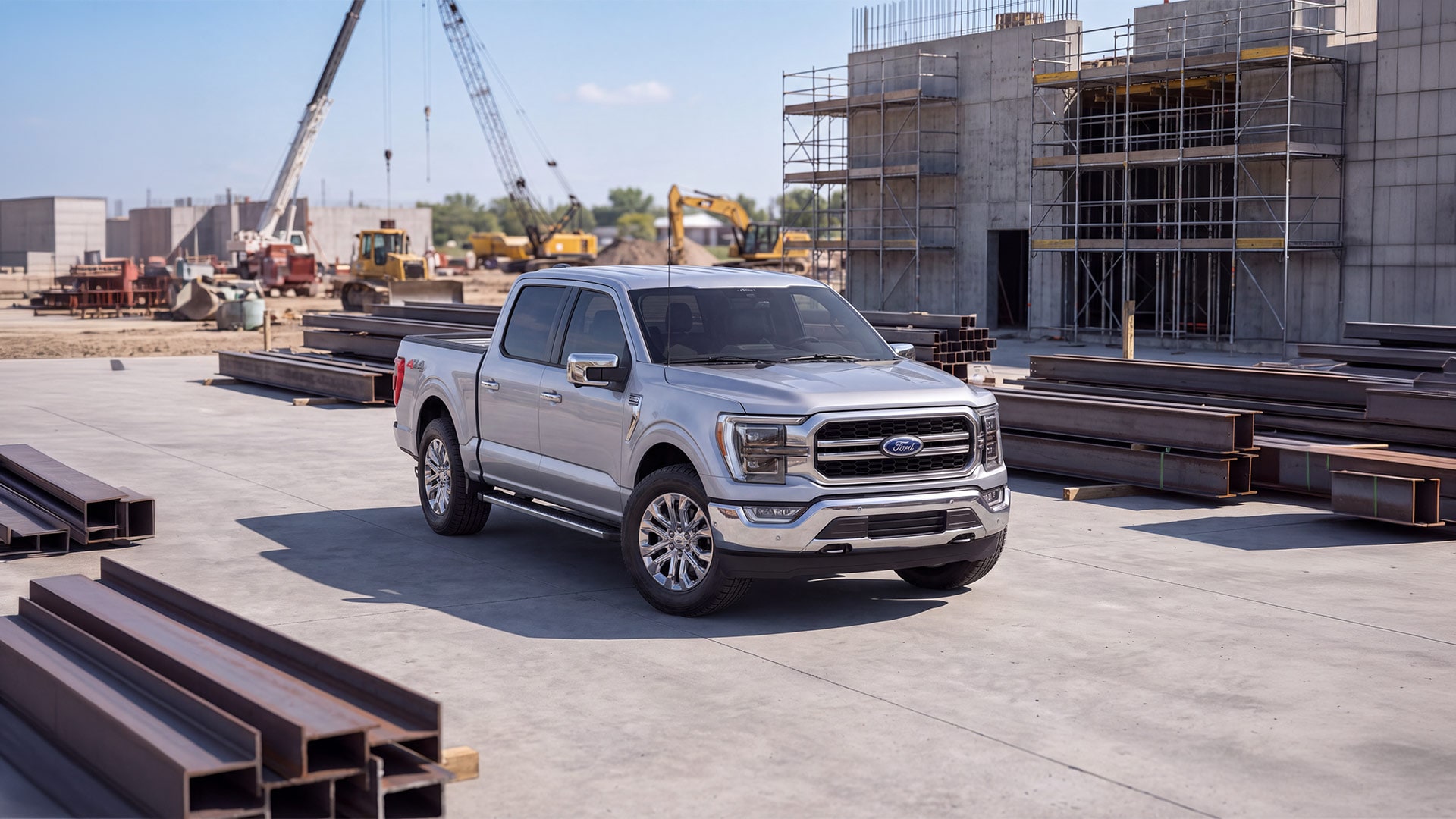 Nueva Ford F-150 plateada en vista frontal de tres cuartos en una zona de construcción.