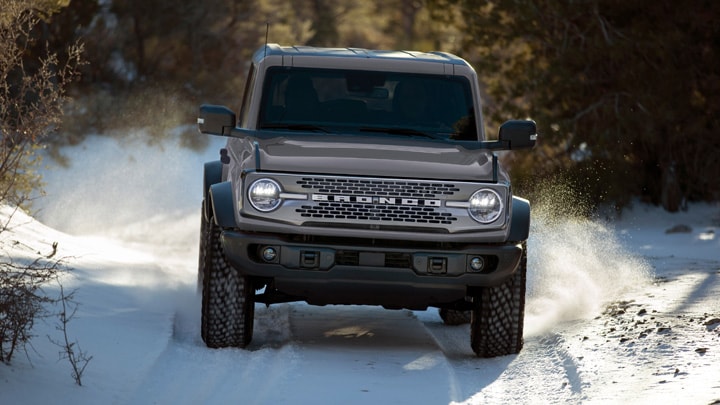 La nueva Bronco cuenta con luces y faros antinieble LED.