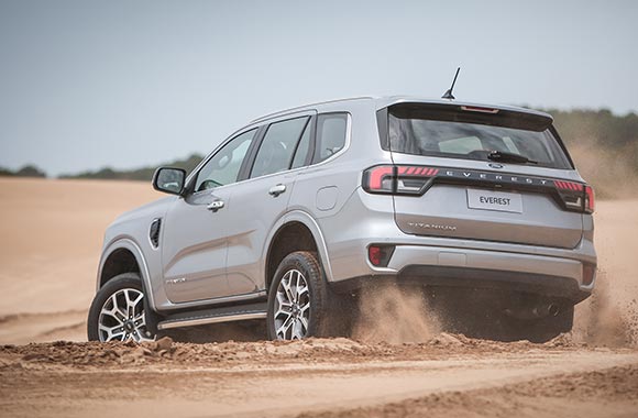Ford Everest en la arena