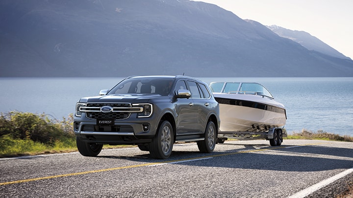 Ford Everest con motor Ecoboost 2.3L arrastrando un trailer