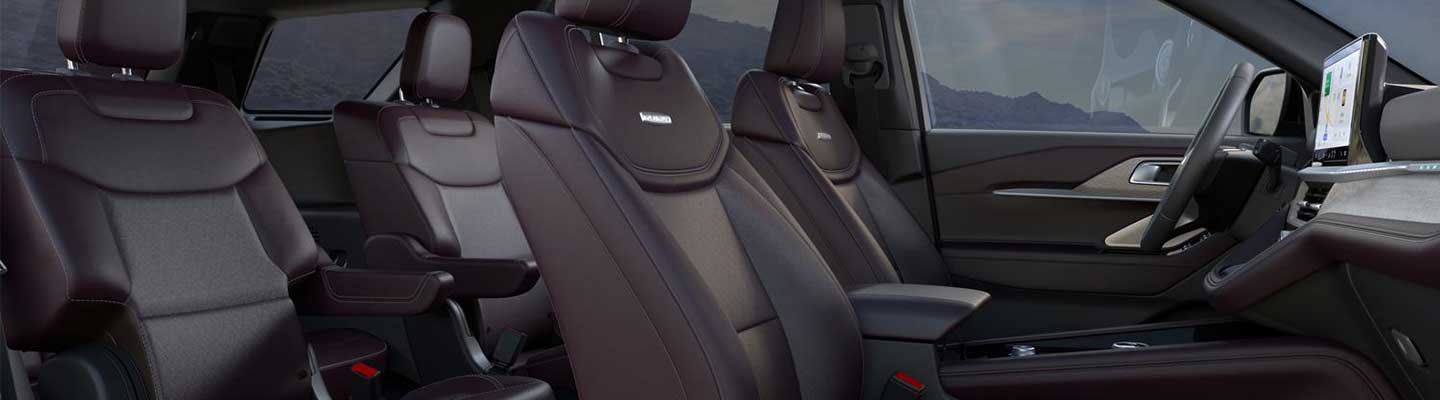 Interior de la Explorer Platinum con asientos de cuero con insertos MIKO