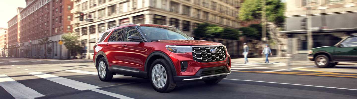 Ford Explorer Platinum roja en la ciudad