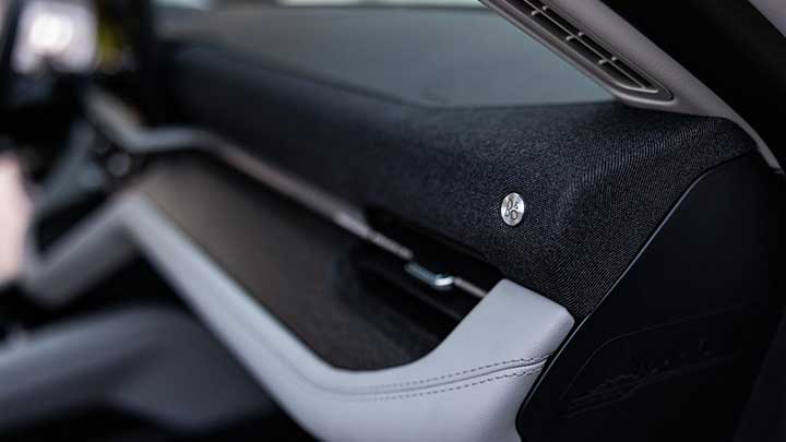 Detalles elegantes de la Explorer Platinum como la estructura delantera de la barra de sonido