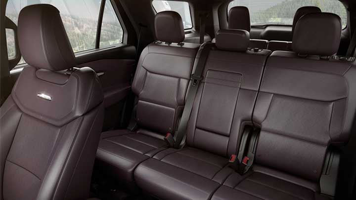 Interior con asientos de cuero de la Ford Explorer Platinum