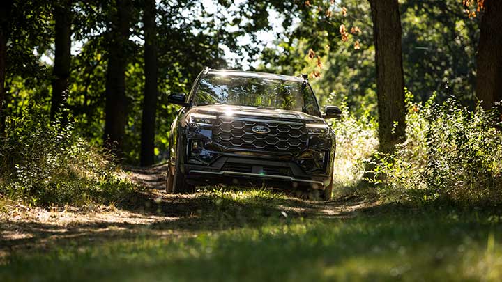 Ford Explorer Platinum con rediseño bello y funcional en el bosque