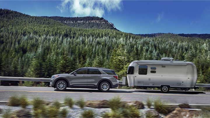 Ford Explorer Platinum llevando un trailer
