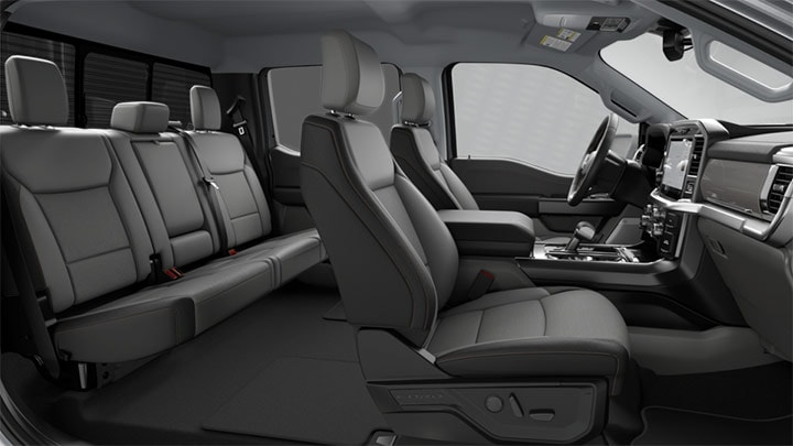 Interior de la Ford F-150 con asientos delanteros y traseros, tablero y pantalla central.