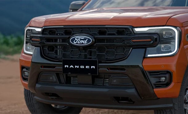Detalle de la parrilla frontal y las luces LED de la Ford Ranger naranja.