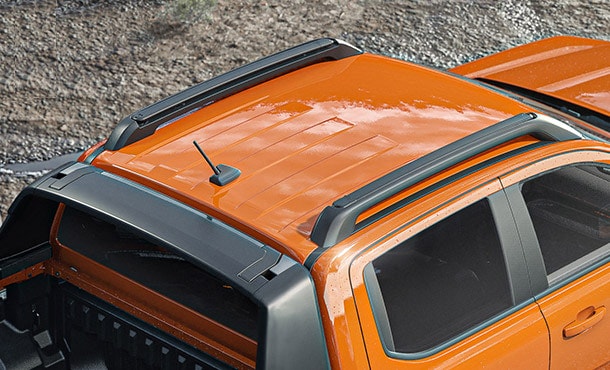 Detalle del techo y las barras portaequipaje de la Ford Ranger naranja.