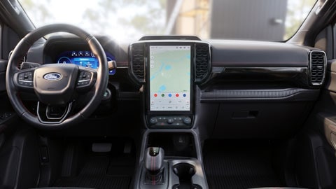 Interior de la Ford Ranger con tablero digital y pantalla multimedia vertical que muestra el sistema de navegación.