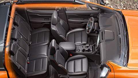 Vista superior del interior de la Ford Ranger, con asientos delanteros y traseros, tablero y consola central.