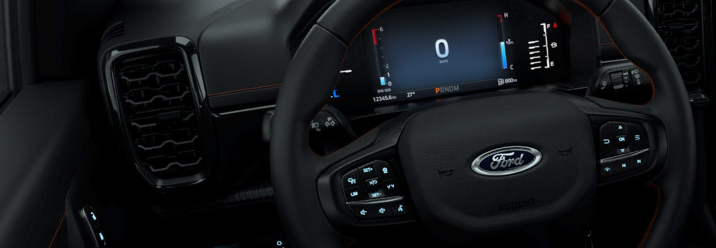 Detalle del volante multifunción y el tablero digital de la Ford Ranger.