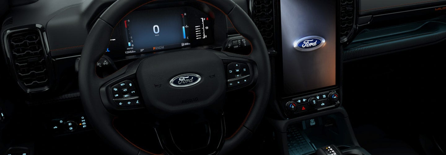 Interior de la Ford Ranger Wildtrak con volante multifunción, tablero digital y pantalla multimedia vertical.